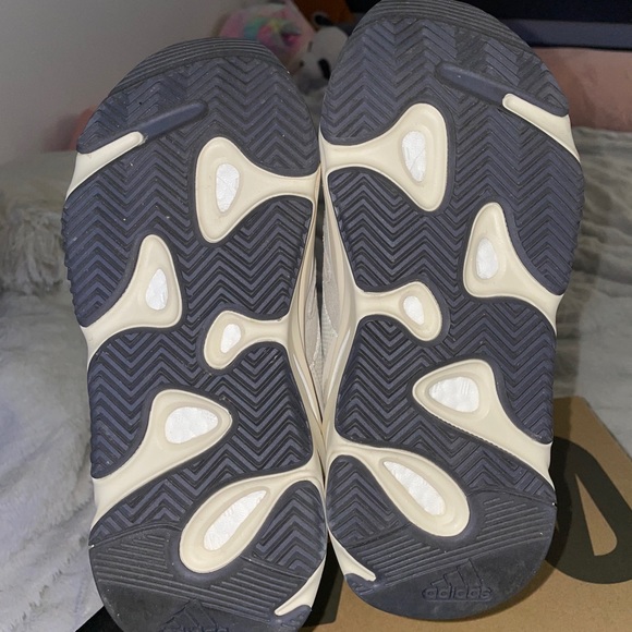 Adidas Yeezy Boost 700 Analog - Picture 3 of 4